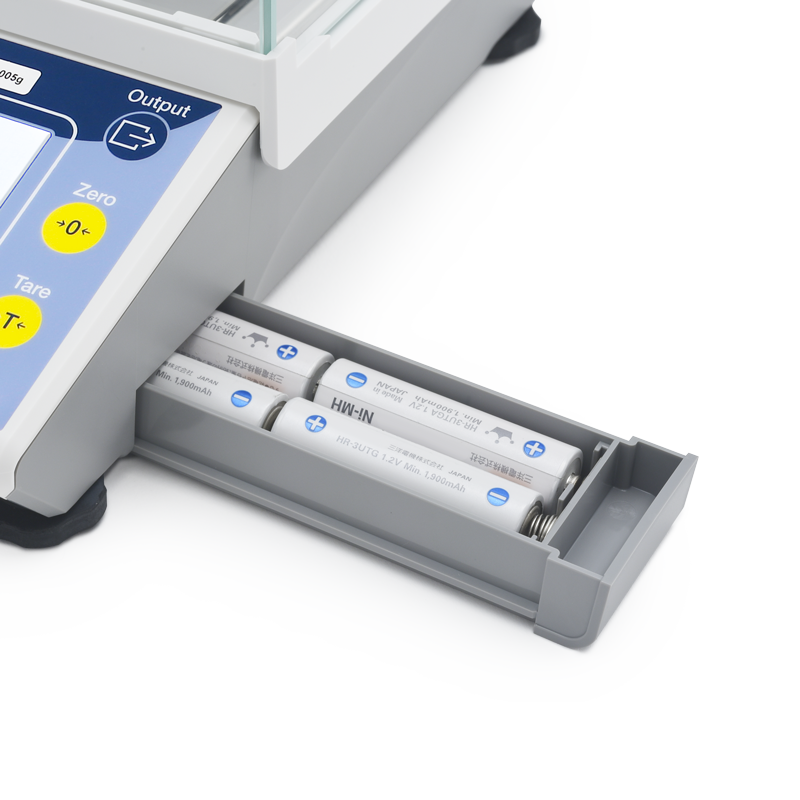 Drevet af AA-batterier (medfølger ikke), strømstik og USB.